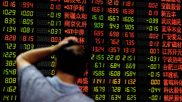 상하이의 한 증권사에서 중국 투자자가 주가지수를 지켜보고 있다. | PHILIPPE LOPEZ/AFP via Getty Images/연합