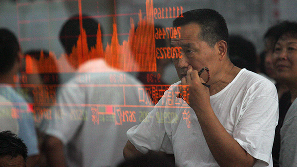 중국 후베이성 우한의 한 증권회사에서 투자자들이 전자 스크린을 통해 주가지수를 살펴 보고 있다. | China Photos/Getty Images