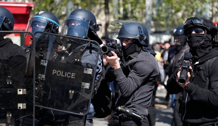 기사와 직접 관련 없는 자료 사진. 방패와 진압 장비를 착용한 프랑스 경찰관들의 모습. | AFP/연합뉴스