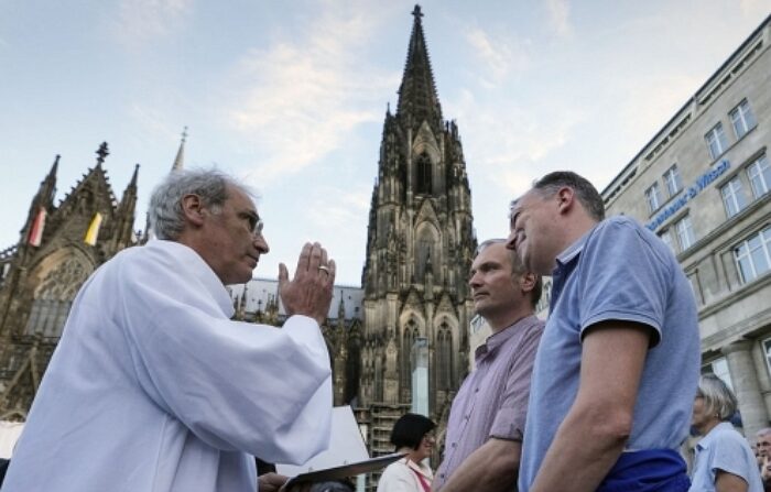지난해 9월 독일 쾰른 대성당 앞에서 성직자로부터 축복받는 동성 커플｜AP 연합뉴스