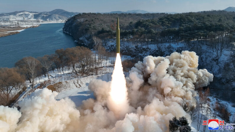 북한이 고체연료를 사용한 극초음속 중장거리 탄도미사일(IRBM) 시험 발사에 성공했다고 조선중앙통신이 15일 보도했다. 2024.1.15 | 연합뉴스