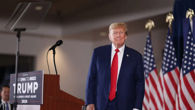 미국 공화당 대선후보 도널드 트럼프 전 대통령이 2024년 1월 5일(현지시간) 미국 아이오와주 수 센터에서 열린 집회에 참석하기 위해 도착했다. | Scott Olson/Getty Images