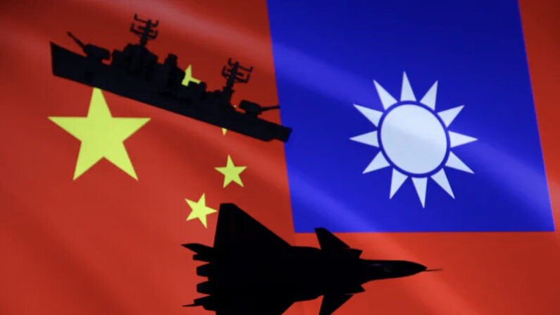 중국과 대만 국기를 배경으로 항공 모함과 항공기 모형이 놓여 있다. | 로이터/연합뉴스