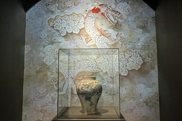 ‘백자청화운룡무늬항아리’(18세기), 국립민속박물관 소장 | 류시화/에포크타임스