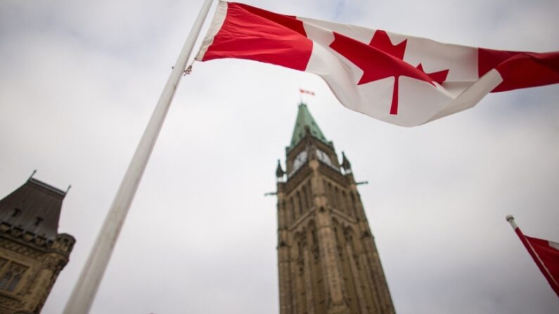2015년 12월 4일 캐나다 국회의사당 평화의 탑 앞에 게양된 캐나다 국기가 휘날리고 있다. | Photo by GEOFF ROBINS/AFP via Getty Images/연합