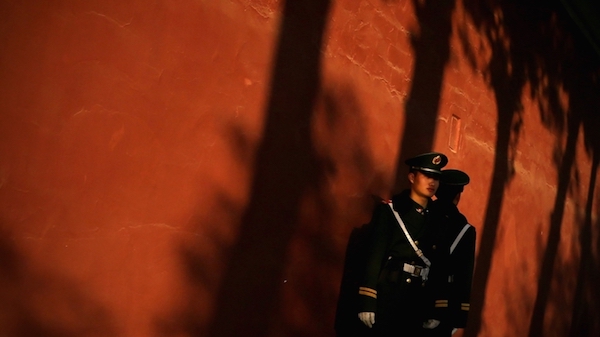 중국 베이징에서 무장경찰이 경계근무 중이다. | Feng Li/Getty Images