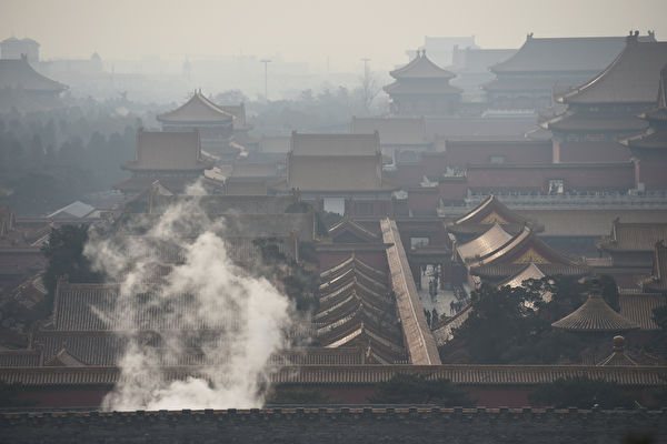 2015년 12월 베이징이 심하게 오염된 모습. 자금성이 매연에 휩싸여 있다. | GREG BAKER/AFP via Getty Images/연합