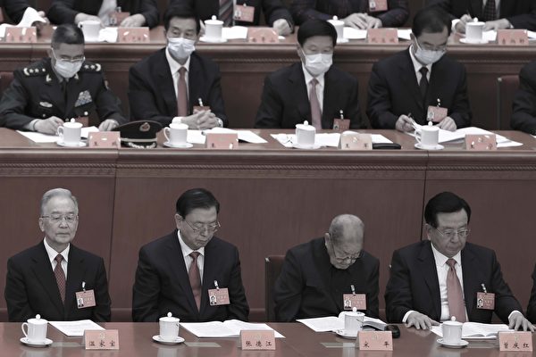 은퇴한 정치국 상무위원 원자바오, 장더장, 쑹핑, 쩡칭훙이 2022년 10월 16일 베이징에서 열린 20차 당대회에서 연단 맨 앞줄에 앉아 있다. | Lintao Zhang/Getty Images