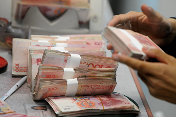 2008년 4월 11일 상하이의 한 은행에서 계산되고 있는 100위안 지폐. | Mark RALSTON/AFP/Getty Images/연합