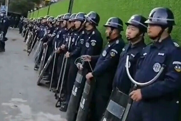 중국 당국은 지난해 11월 30일 새벽, 천여 명의 특수경찰, 보안관 등을 동원해 우한시 샤오둥먼 수산물 시장을 포위했다. | 영상 캡처