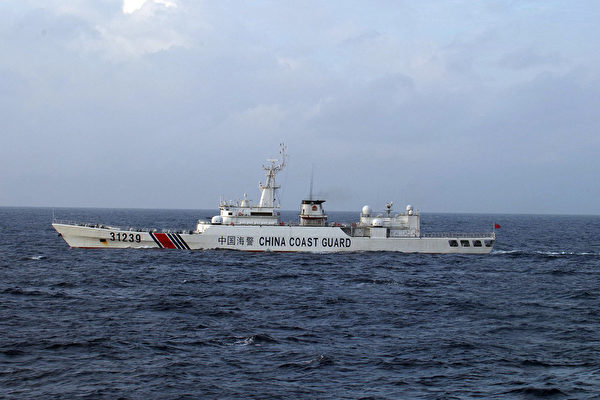 중국 당국은 올해부터 해경선을 매일 센카쿠열도 주변 해역에 파견하고 필요할 경우 일본 어선을 상대로 현장 검사를 실시할 방침을 세웠다고 일본 교도통신이 전했다. 사진은 센카쿠열도 인근에 나타난 중국 해경선 모습. | Japan Coast Guard/AFP/연합