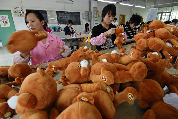 중국 광둥성 선전의 한 장난감 공장에서 중국 노동자들이 곰 인형을 바느질하고 있다. | WANG LEI/AFP via Getty Images=연합