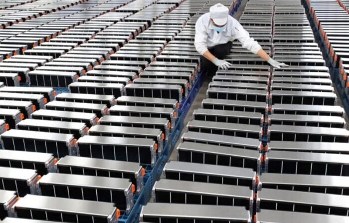 2021년 3월 12일, 중국 난징의 한 공장에서 작업자가 자동차 배터리를 확인하고 있다. | STR/AFP via Getty Images/연합뉴스