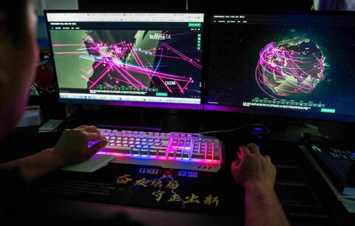 2020년 8월 4일, 중국 광둥성 둥관시에서 한 해커가 컴퓨터를 사용하고 있다. | Nicolas Asfouri/AFP via Getty Images/연합뉴스