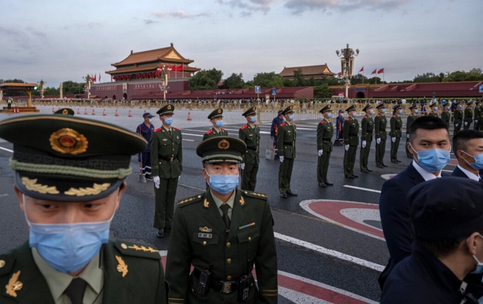 2021년 10월 1일, 중국 베이징의 톈안먼 광장에서 국경절을 기념하는 국기 게양식이 끝난 뒤 경찰과 보안 요원들이 군중 통제를 위해 길을 막고 있다. | Kevin Frayer/Getty Images