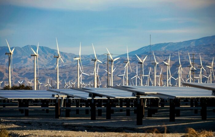 2013년 3월 27일, 미국 캘리포니아주 팜스프링스 지역에 설치된 태양광 패널과 풍력 터빈이 가동되고 있다. | Kevork Djansezian/Getty Images
