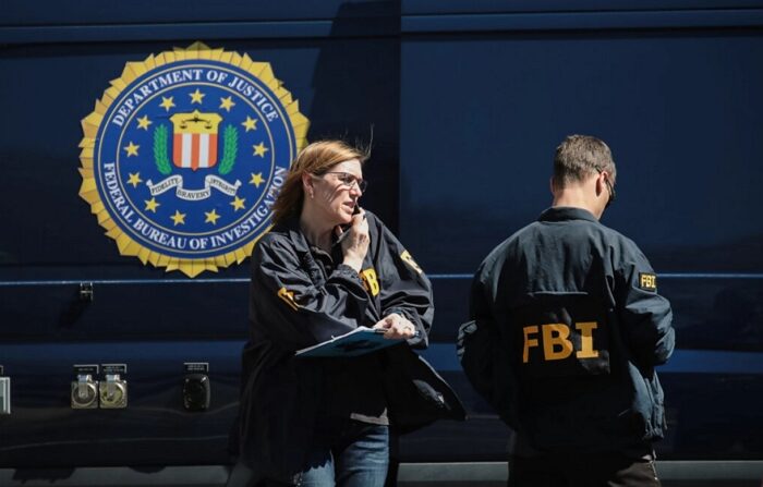 2018년 3월 20일, 미국 텍사스주 선셋 밸리에서 FBI 요원들이 사건을 조사하고 있다. | Scott Olson/Getty Images