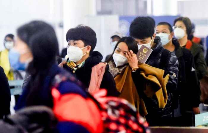 2023년 1월 8일, 중국 저장성의 항저우 샤오산 국제공항에 도착한 승객들이 세관을 통과하기 위해 줄을 서고 있다. | STR/AFP via Getty Images/연합뉴스