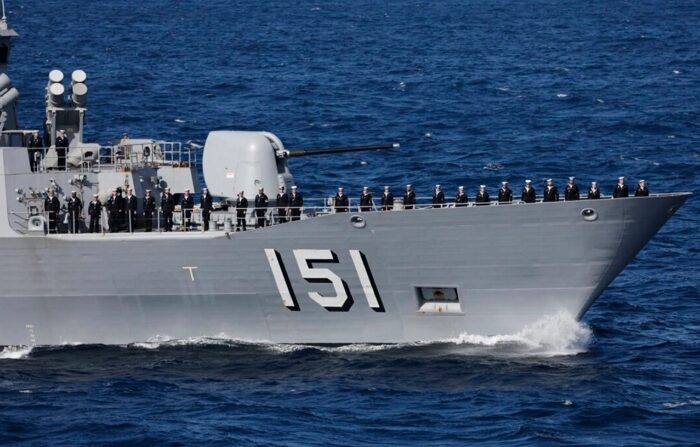 2022년 11월 6일, 호주 해군 호위함 '아룬타함(HMAS Arunta)'이 일본 해상자위대 창설 70주년을 기념해 열린 국제관함식에서 항해하고 있다. | Issei Kato - Pool/Getty Images