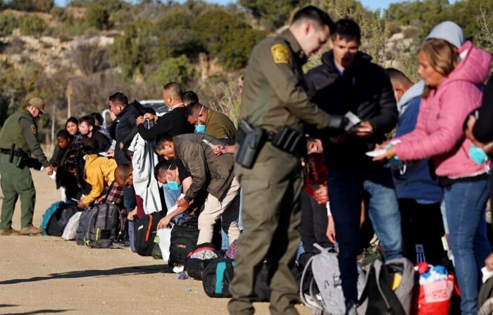 2023년 12월 1일, 미국 캘리포니아주 자쿰바 핫스프링스에서 국경순찰대(USBP) 요원들이 불법 이민자들의 신분증을 확인하고 있다. | Mario Tama/Getty Images