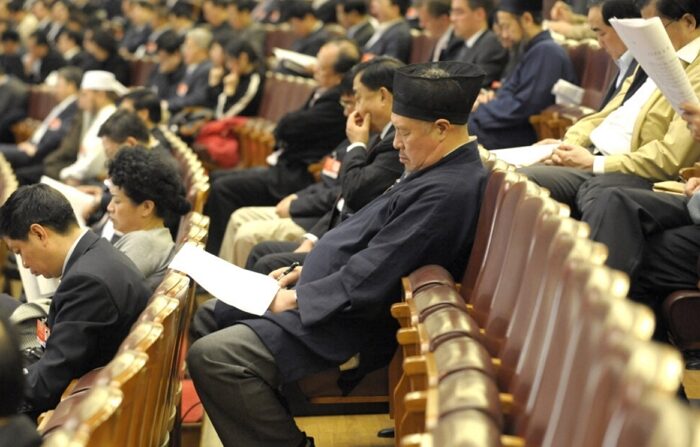 2009년 3월 10일, 중국 베이징에서 열린 전국인민대표대회(전인대) 연례 회의에 한 도교 대표가 참석했다. | Liu Jin/AFP via Getty Images/연합뉴스