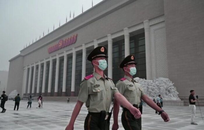 2021년 6월 25일, 중국 경찰들이 베이징에 있는 중국국가박물관 외부를 순찰하고 있다. | Kevin Frayer/Getty Images