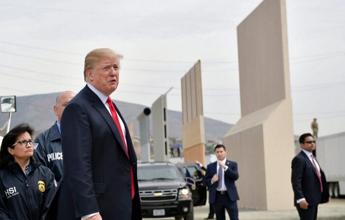 2018년 3월 13일, 도널드 트럼프 당시 미국 대통령이 캘리포니아주 샌디에이고에서 국경 장벽 시제품을 둘러보고 있다. | Mandel Ngan/AFP/Getty Images/연합뉴스