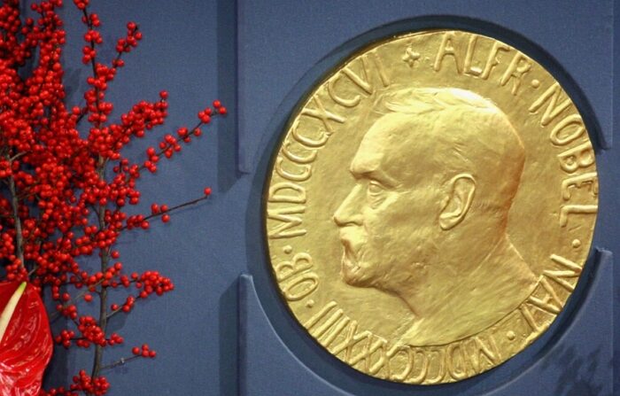 2008년 12월 10일, 노르웨이 오슬로 시청에서 2008년 노벨평화상 시상식이 열리는 가운데 알프레드 노벨의 초상이 새겨진 상패가 보인다. | Chris Jackson/Getty Images