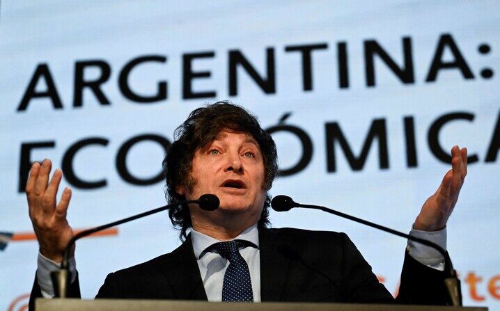 하비에르 밀레이(53) 아르헨티나 대통령이 대선 후보 시절이었던 2023년 8월 24일(현지 시각) 아르헨티나 부에노스아이레스에서 열린 한 행사에서 연설하는 모습 | AFP/연합뉴스