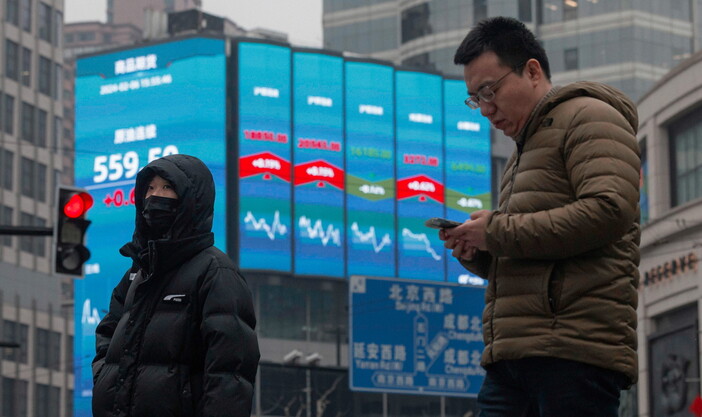 6일 중국 상하이 시내의 주식 전광판 앞에 주민들이 서 있다. 상하이/EPA 연합뉴스
6일 중국 상하이 시내의 주식 전광판 앞에 주민들이 서 있다. | 상하이=EPA/연합뉴스