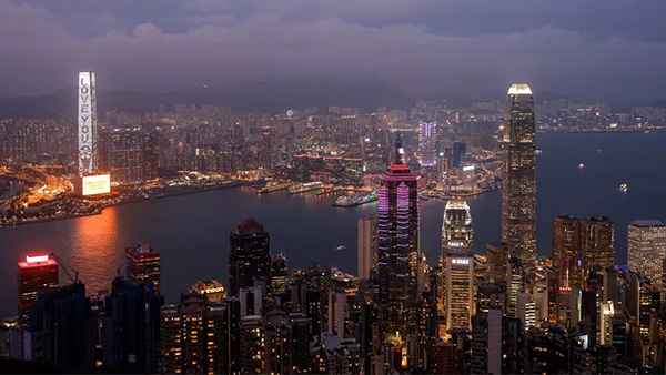2023년 5월 9일, 중국 홍콩의 금융 중심가와 빅토리아 항구의 저녁 풍경. | 로이터/연합