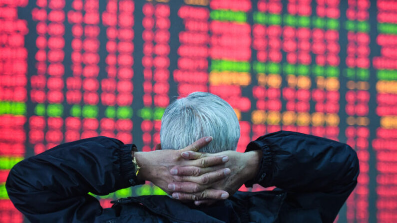 중국 동부 항저우의 한 증권사 객장에서 한 투자자가 주가 현황판을 살펴보고 있다. 2024.2.8 | STR/AFP via Getty Images/연합뉴스