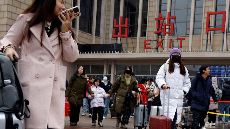 2024년 2월 18일 중국 베이징 기차역을 나오는 여행객들. | 로이터/연합뉴스