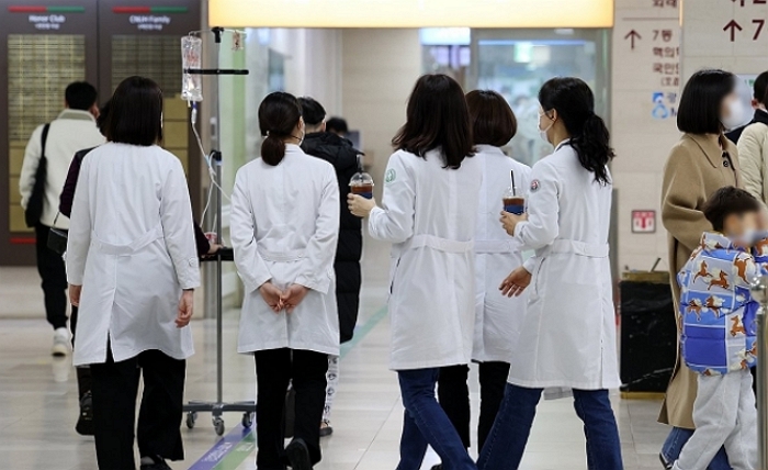 정부의 의대정원 확대 정책에 반발한 전국 전공의들의 집단 사직 움직임이 확산하고 있는 19일 광주 동구 전남대병원에서 병원 관계자들이 로비를 지나고 있다.｜연합뉴스