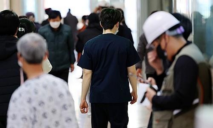 환자들, 전공의 집단 사직 맹비난…정부 "3월부터 면허정지 절차"