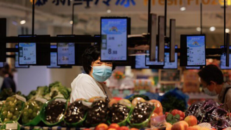 장을 보고 있는 중국 소비자 | 자료사진=EPA/연합뉴스