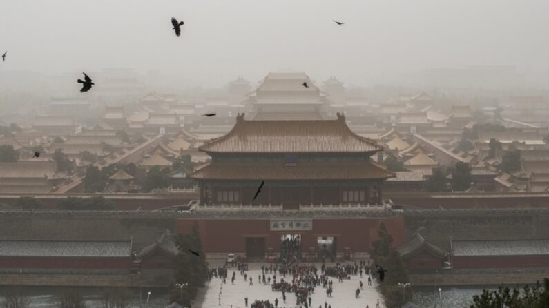 2021년 3월 28일 중국 베이징에서 모래 폭풍이 몰아치는 가운데 중국 관광객들이 자금성을 방문했다가 발길을 돌리고 있다. | Kevin Frayer/Getty Images