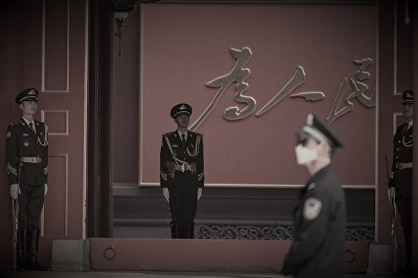 중국공산당 20차 당대회를 앞둔 2022년 10월 13일 천안문 광장 인근 중난하이에서 경비병들이 경비를 서고 있다. | Noel Celis/AFP/연합