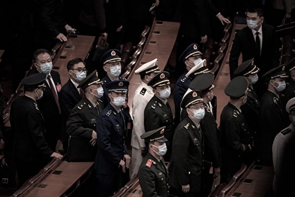 사진은 2022년 10월 22일 전인대 군 대표들이 중국공산당 20차 당대회 폐막식에서 퇴장하는 모습. | Kevin Frayer/Getty Images