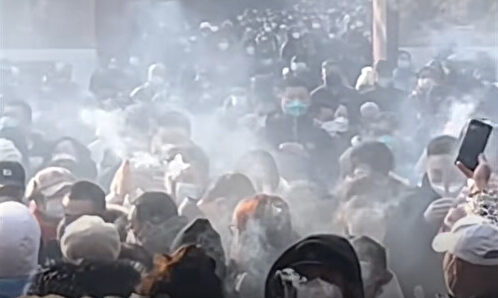 설날인 지난 10일, 베이징 융허궁은 향을 올리는 사람들로 가득 차면서 연기가 자욱했다. | 동영상 캡처