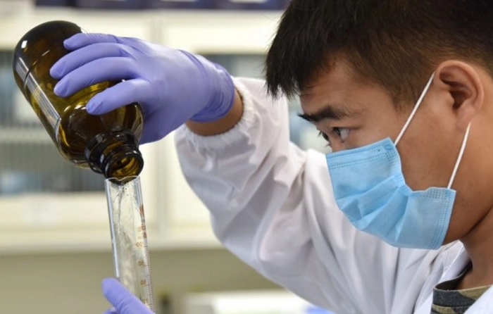 2018년 8월 22일, 중국 베이징의 한 DNA 연구소에서 한 연구자가 실험을 진행하고 있다. | Greg Baker/AFP/Getty Images/연합뉴스