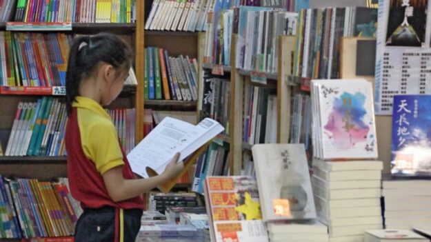 홍콩 ‘교육 검열’ 강화하는 中…“학생들 교과서 빼앗고 찢어”