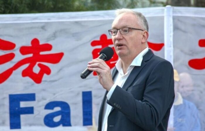 2022년 7월 9일, 데이비드 림브릭(자유당·빅토리아주) 호주 하원의원이 빅토리아주 멜버른에서 열린 파룬궁 수련자들의 집회에서 연설하고 있다. | Chen Ming/Epoch Times