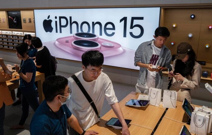 2023년 9월 22일, 중국 베이징에 있는 애플 플래그십 스토어에서 고객들이 제품을 살펴보고 있다. | Kevin Frayer/Getty Images