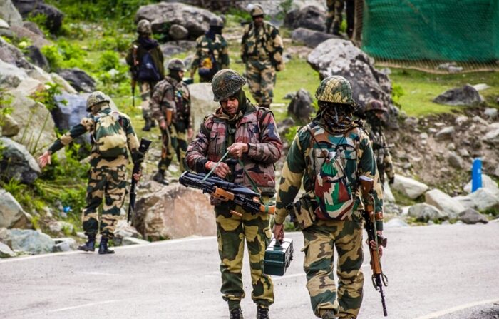 2020년 6월 19일, 인도 잠무카슈미르주 가간기르에서 인도 국경보안군이 순찰을 하고 있다. | Yawar Nazir/Getty Images