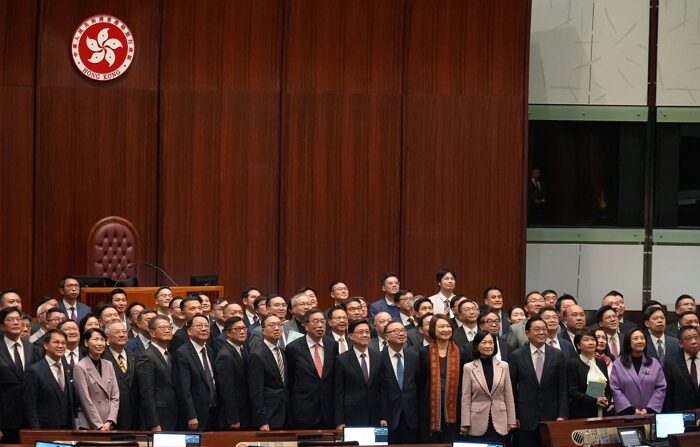 2024년 3월 19일, 홍콩 입법회(의회)에서 크리스 탕 홍콩 보안국장과 의원들이 '홍콩판 국가보안법'을 만장일치로 통과시킨 뒤 기념사진을 찍고 있다. | 연합뉴스