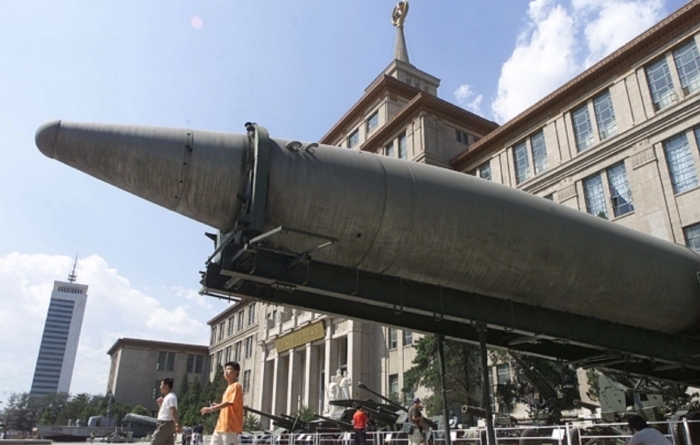 중국 베이징의 군사박물관 앞에 군용 미사일이 전시돼 있는 모습 | Frederic J. Brown/AFP via Getty Images/연합뉴스