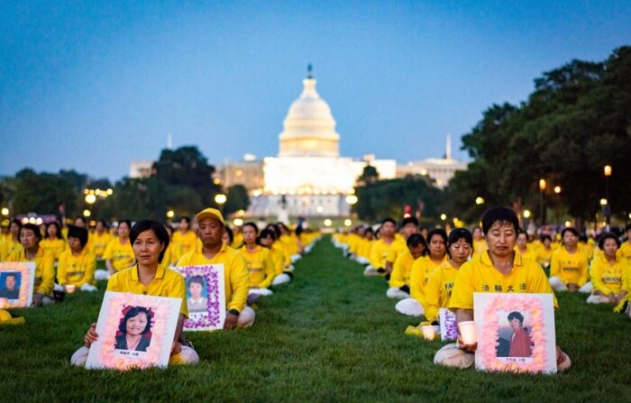 2023년 7월 20일, 미국 워싱턴 D.C.의 내셔널 몰에서 중국공산당의 박해로 세상을 떠난 파룬궁 수련자들을 추모하는 촛불집회가 열리고 있다. | Samira Bouaou/The Epoch Times