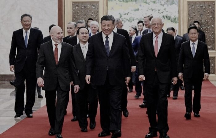 2024년 3월 27일, 시진핑 중국 국가주석(가운데)이 베이징 인민대회당에서 미국 대표단과 함께 회의장으로 향하고 있다. | 연합뉴스