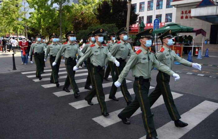 2020년 5월 27일, 중국인민정치협상회의(정협) 폐막일에 준군사경찰이 베이징의 한 쇼핑 지역을 순찰하고 있다. | Greg Baker/AFP via Getty Images/연합뉴스